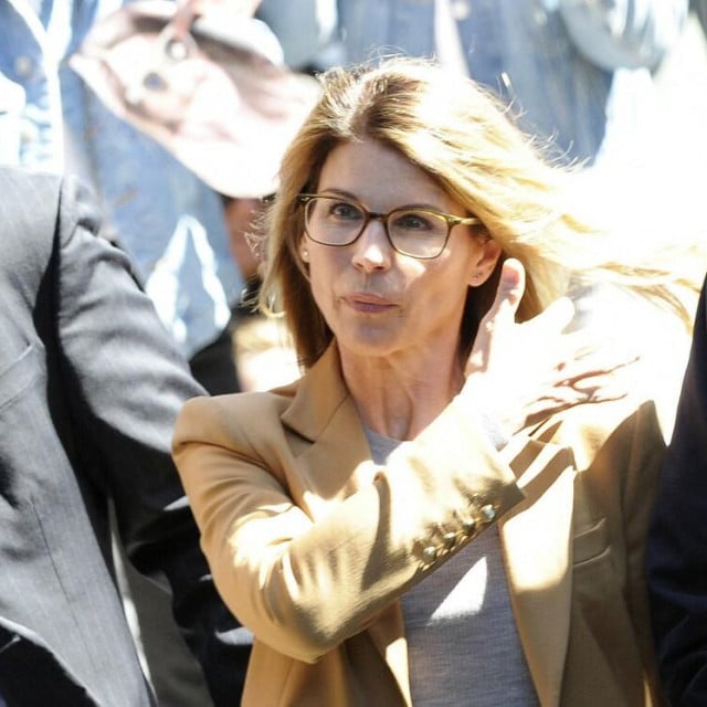 <p>Lori Loughlin prilikom dolaska na sud 2019. godine</p>