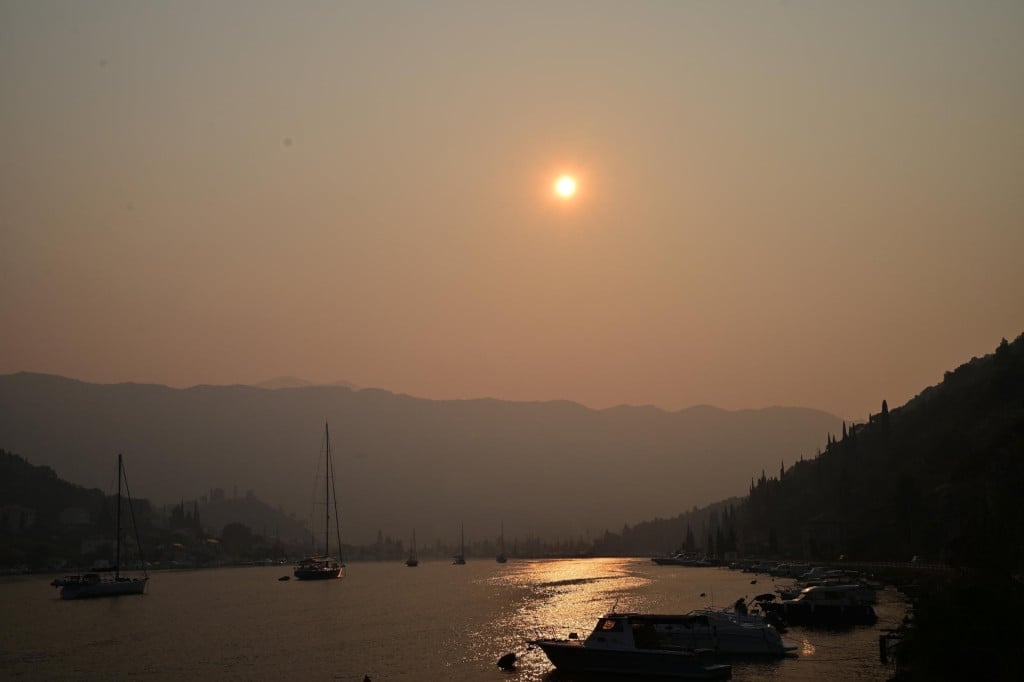 <p>Dim i miris paljevine na podrucju Dubrovnika posljedica su velikih pozara u susjednoj Bosni i Hercegovini</p>