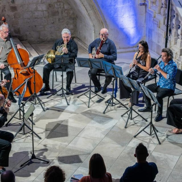 <p>Prva večer Stradun Classica uz nonet: Nikolić, Pustički, Grimm, Kakarigi, Vlatković, Nuytten, Pavlović, Owen i van Dyck</p>