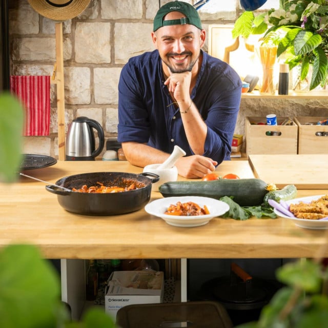<p>Gastrobloger Filip Budimir fotografiran u Supetru na otoku Braču u svojoj ljetnoj kužini</p>