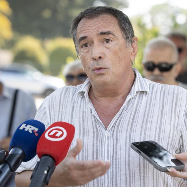 <p>Kastel Sućurac<br>
Konferencija za medije gradjana Ka&scaron;tela koji su zabrinuti zbog presu&scaron;ivanja potoka Bucavica i njihovih bunara.&nbsp;</p>