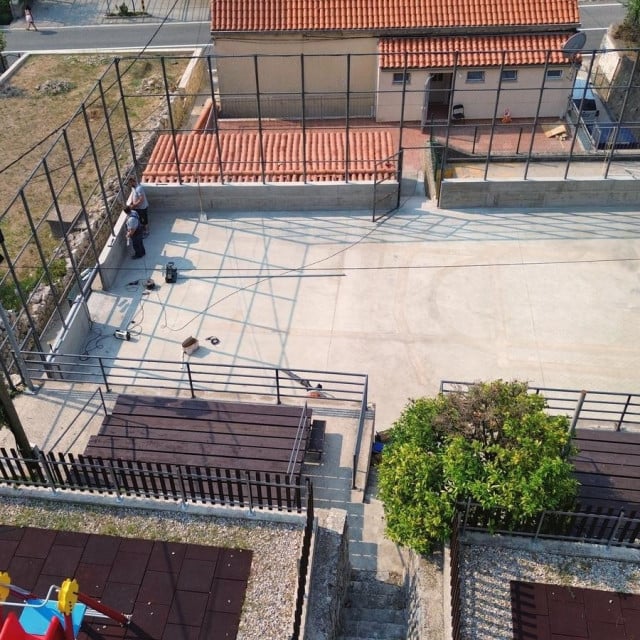 <p>Započeli radovi sanacije i obnove sportskog terena u Trstenom</p>