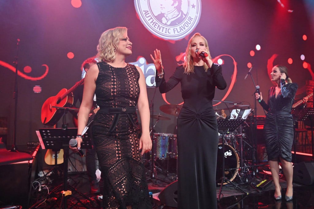 <p>Andrea &Scaron;u&scaron;njara i Jelena Rozga</p>