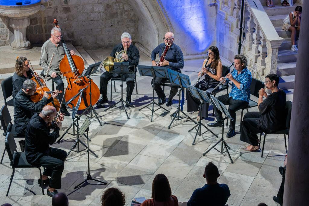 <p>Prva večer Stradun Classica uz nonet: Nikolić, Pustički, Grimm, Kakarigi, Vlatković, Nuytten, Pavlović, Owen i van Dyck</p>