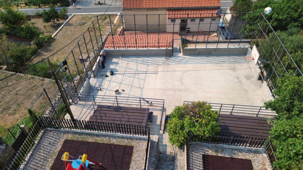 <p>Započeli radovi sanacije i obnove sportskog terena u Trstenom</p>