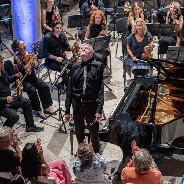 <p>Dubrovački simfonijski orkestar s pijanistom Đurom Tikvicom i dirigentom Homenom započeo novi ciklus koncerata u Kneževu dvoru</p>