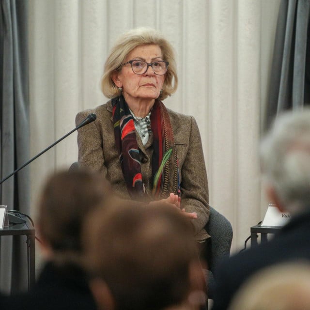 <p>Mirjana Rakić:&nbsp;Trebalo bi jednostavno prekinuti davanje dotoka novca. Dotok novca. Na novcu su svi osjetljivi. Pa tako i Srbija</p>