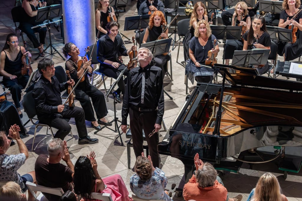 <p>Dubrovački simfonijski orkestar s pijanistom Đurom Tikvicom i dirigentom Homenom započeo novi ciklus koncerata u Kneževu dvoru</p>