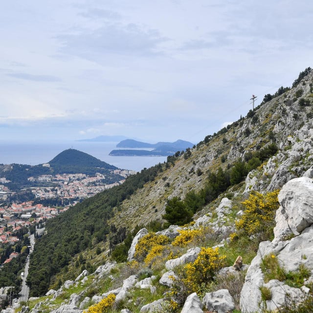 <p>Specijal DV<br>
Dubrovnik, 170423.<br>
Padine brda Srdj za posumljavanje.<br>
Na fotografiji: Padine Srdja.<br>