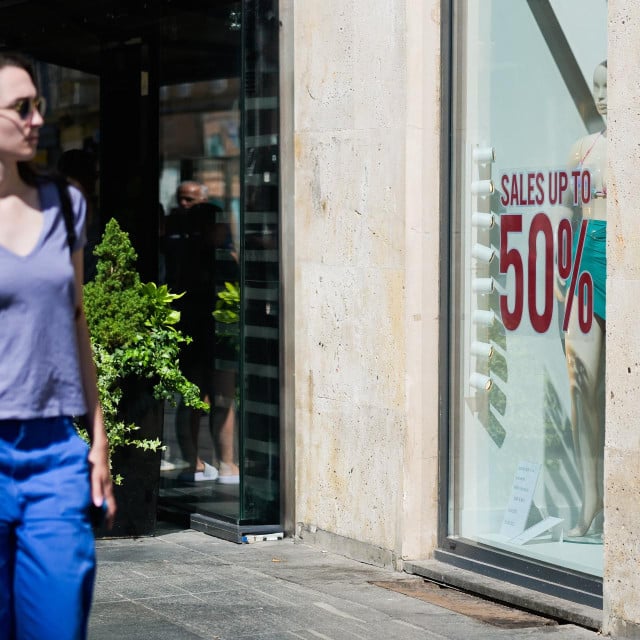 <p>Kada se gleda mladost koja kupuje stvari samo zato &scaron;to su ih vidjeli na &lsquo;mrežama&rsquo;, te&scaron;ko se oteti dojmu da je stara Descartesova izreka dobila novu inačicu: tro&scaron;im, dakle jesam</p>