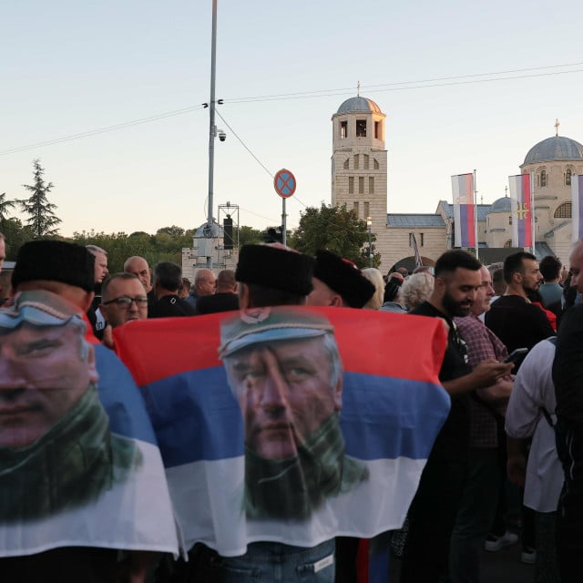 <p>Mladić je Srbima sve - prizor ispred crkve Svetog Luke na Vidikovcu gdje je bilo izloženo tijelo Ratka Mladića<br>
&nbsp;</p>