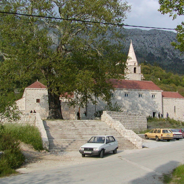 <p>franjevacki samostan u pridvorju</p>