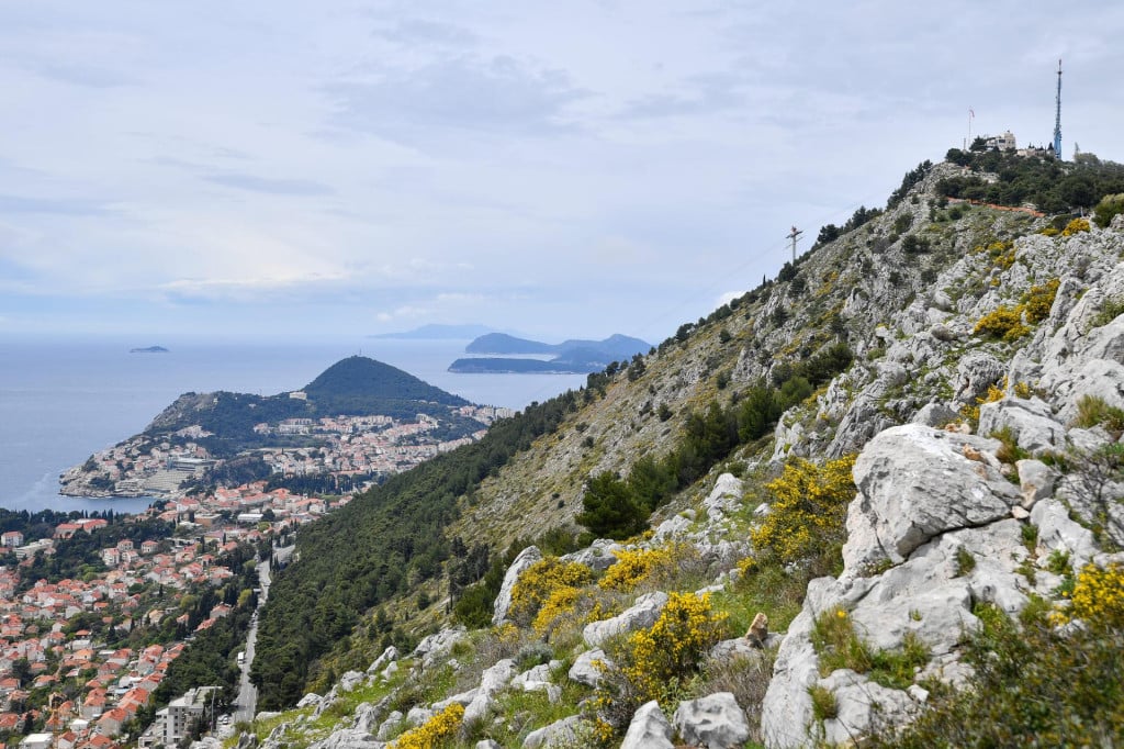 <p>Specijal DV<br>
Dubrovnik, 170423.<br>
Padine brda Srdj za posumljavanje.<br>
Na fotografiji: Padine Srdja.<br>