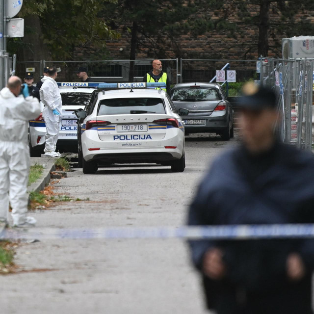 <p>Zagreb, 110926.<br>
Konavonska ulica, Voltino.<br>
U Elektrotehnickoj skoli ucenik je ostrim predmetom ozlijedio drugog ucenika i djelatnicu. Kriminalisticko istrazivanje je u tijeku.<br>