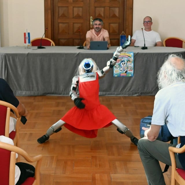 <p>Robot Tonka na Sveučili&scaron;tu u Zadru</p>