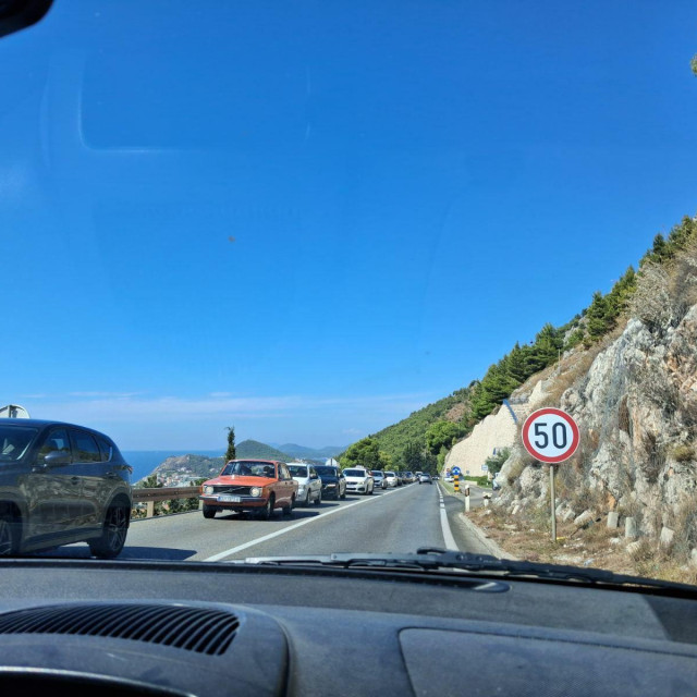 <p>Pokvario se automobil kraj tunela Srđ</p>