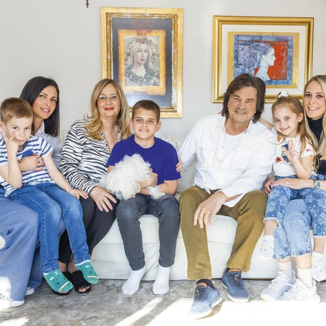 <p>GLORIA Zagreb, 110425. Alen Islamovic sa suprugom Marjanom, kcerima Unom i Larom i unucima. Na fotografiji: Una, Marjana, David, Din, Alen, Lara.