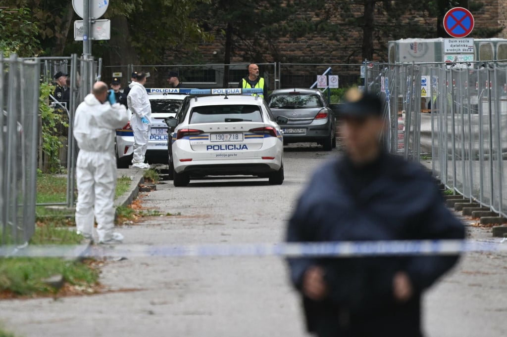 <p>Zagreb, 110926.<br>
Konavonska ulica, Voltino.<br>
U Elektrotehnickoj skoli ucenik je ostrim predmetom ozlijedio drugog ucenika i djelatnicu. Kriminalisticko istrazivanje je u tijeku.<br>