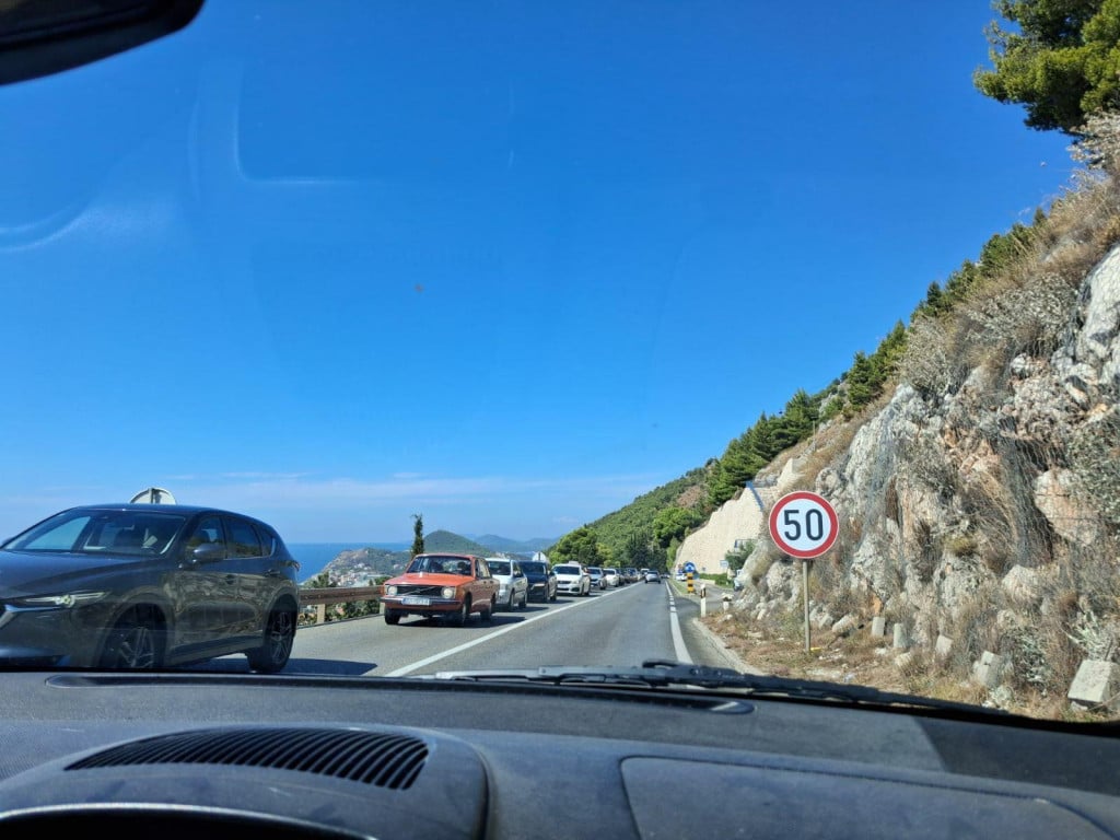 <p>Pokvario se automobil kraj tunela Srđ</p>