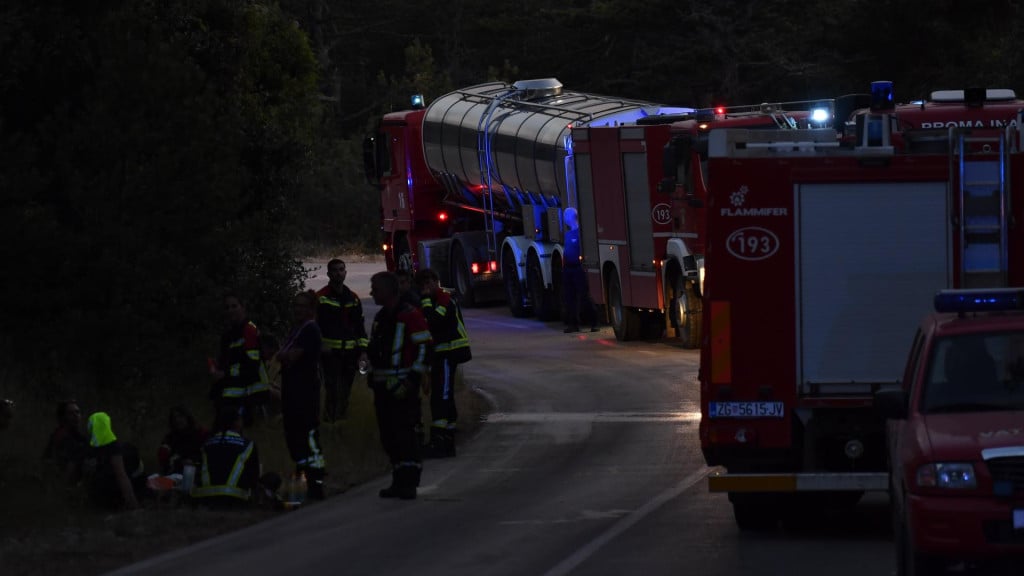 <p>Milna, 120926.<br>
Veliki pozar koji je prije dva dana izbio kod mjesta Lozisca i Dracevice i prosirio se prema Podhumama na otoku Bracu zbog jakog vjetra jos je u razbuktaloj fazi. Trenutacno procijenjena opozarena povrsina iznosi oko 1500 hektara.<br>