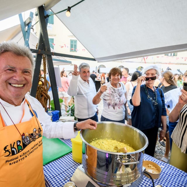 <p>Skradin, 120926.<br>
Trg Male Gospe.<br>
Odrzan 3. Skradinski festival rizota i nacina zivota, manifestacija posvecena skradinskoj gastronomiji, tradiciji, domacim proizvodima i uzivanju u zivotu.<br>
Na fotografiji: Stevo Karapandza.<br>