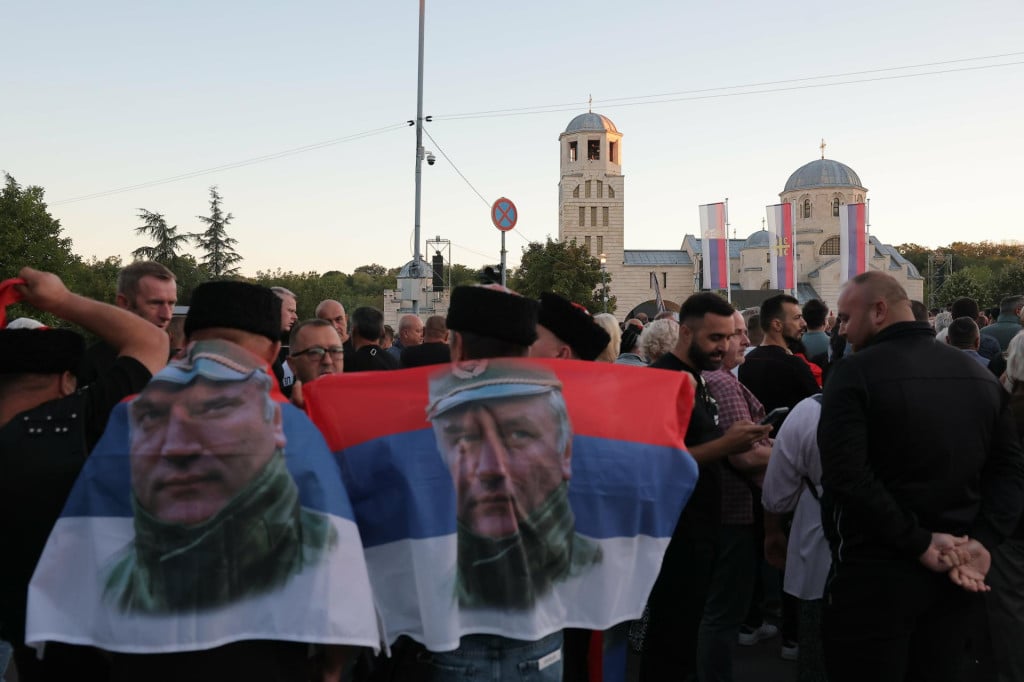 <p>Sprovod osuđenog ratnog zločinca Ratka Mladića na beogradskom Topčiderskom groblju</p>