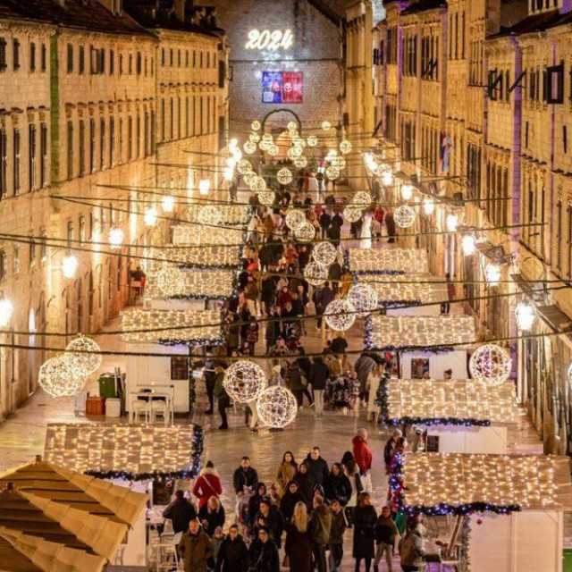 <p>Stradun će i drugu sezonu advent dočekati bez kućica, a otpadaju i pro&scaron;logodi&scaron;nji stolovi</p>