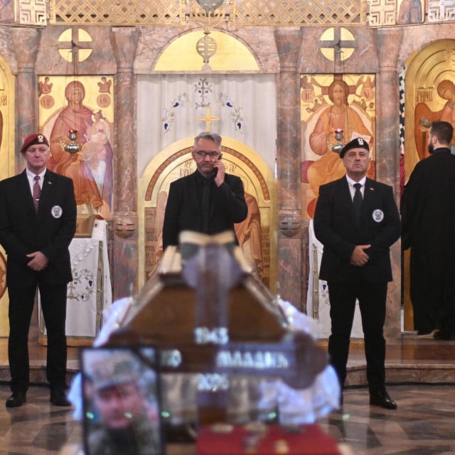 <p>Darko Mladić ispred kapsila s tijelom Ratka Mladića</p>