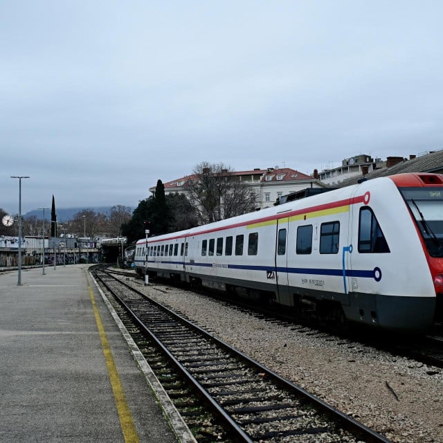 <p>U utorak u 7:45 sati sa&nbsp;splitskog željezničkog kolodvora krenut će novi&nbsp;elektrodizelski vlak za Zagreb&nbsp;</p>

<p>&nbsp;</p>

<p>&nbsp;</p>
