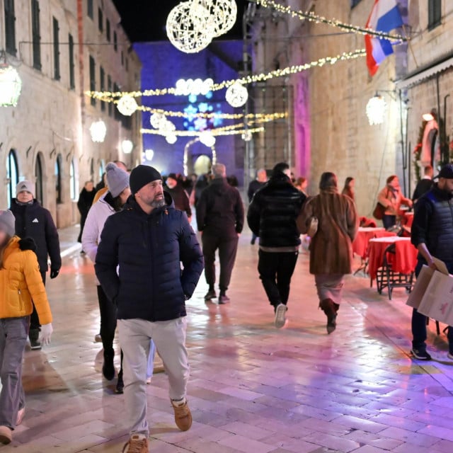 <p>Dubrovnik, 301225.<br>
Advent na Stradunu uz nastup Zeljka Bebeka.<br>