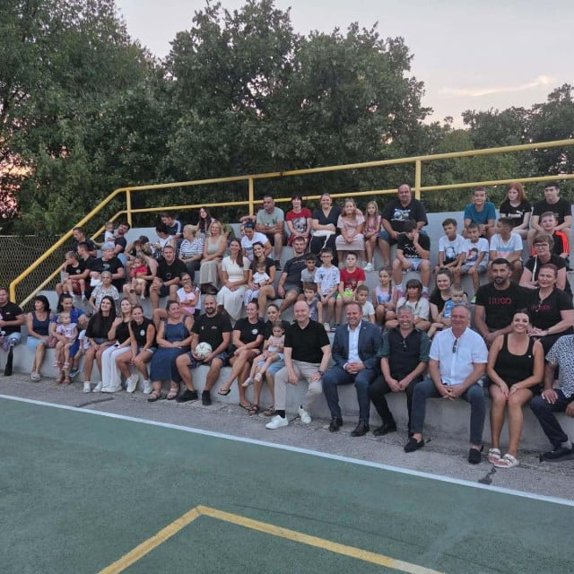<p>Nasmijani ministar &Scaron;ipić i čelnici DP-a u Sitnom Donjem s razdraganom dječicom</p>