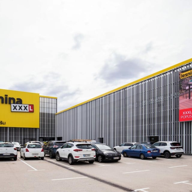 <p>Parking ispred &lsquo;Lesnine&lsquo; u Dugopolju</p>