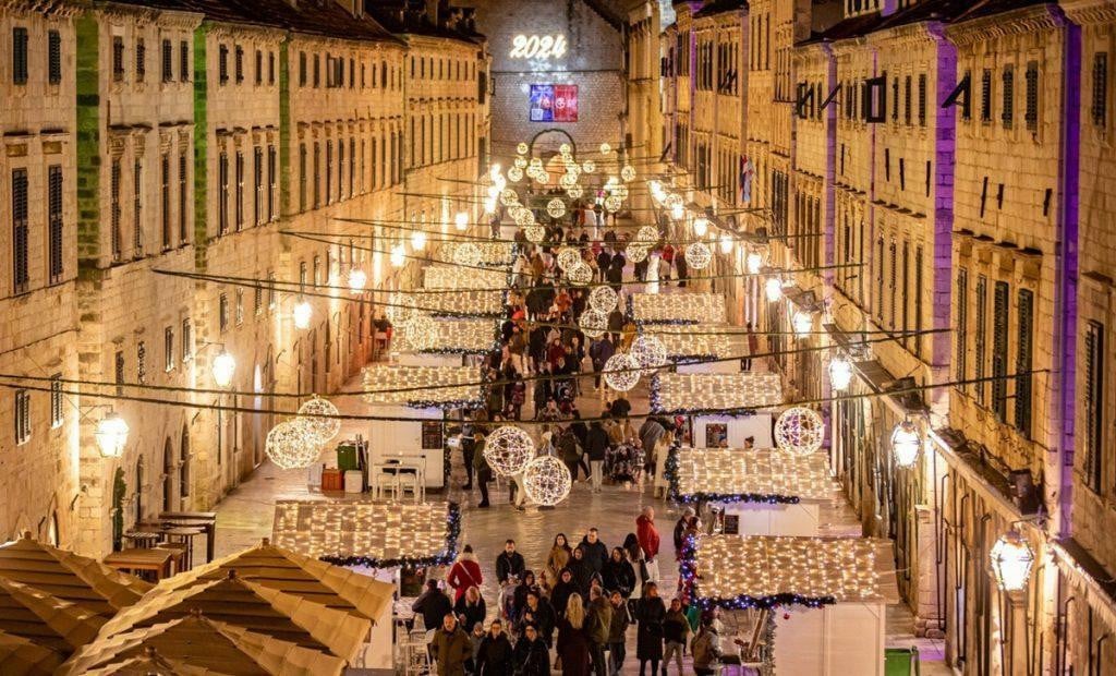 <p>Stradun će i drugu sezonu advent dočekati bez kućica, a otpadaju i pro&scaron;logodi&scaron;nji stolovi</p>