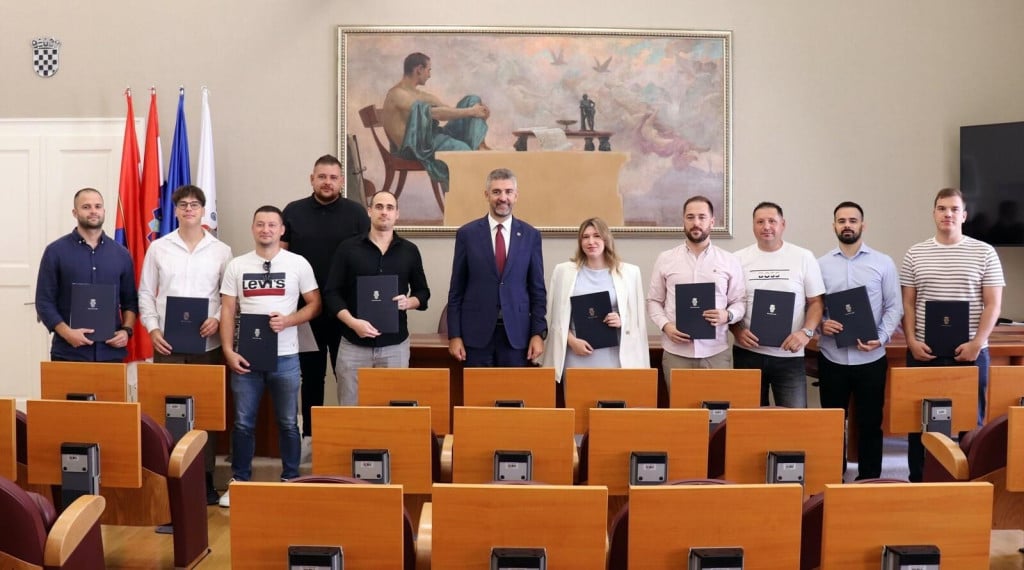 <p>radonačelnik Mato Franković danas je uručio deset ugovora u sklopu Mjere 30 x 45, kojom Grad Dubrovnik mladim Dubrovčanima pruža financijsku potporu u rje&scaron;avanju njihovog stambenog pitanja.</p>