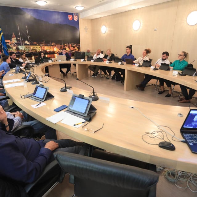 <p>Zbog ukidanja prijenosa sjednica putem Radija&nbsp;Makarska&nbsp;rivijera, i to nakon 34 godine, HDZ-ovci su napustili Gradsko vijeće</p>