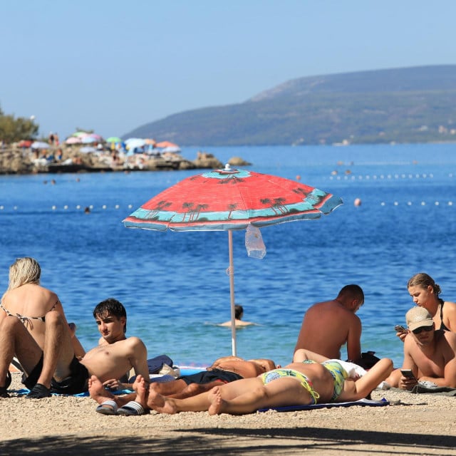 <p>Makarsku je posjetilo vi&scaron;e od 102 tisuće turista koji su ostvarili vi&scaron;e od 510 tisuća noćenja</p>