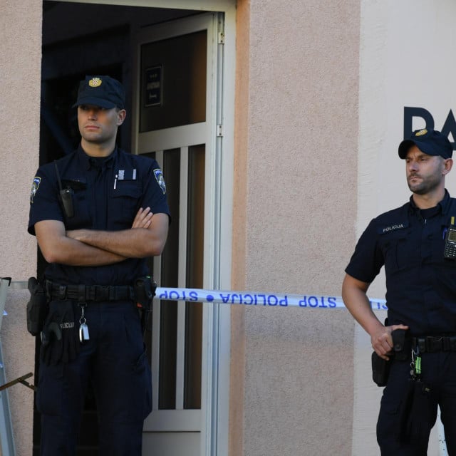 <p>Policija pred kućom u kojoj je u &Scaron;ibeniku&nbsp;noćas o&scaron;trim predmetom ubijen 28-godi&scaron;nji mu&scaron;karac, dok je 22-godi&scaron;nja djevojka te&scaron;ko ozlijeđena</p>