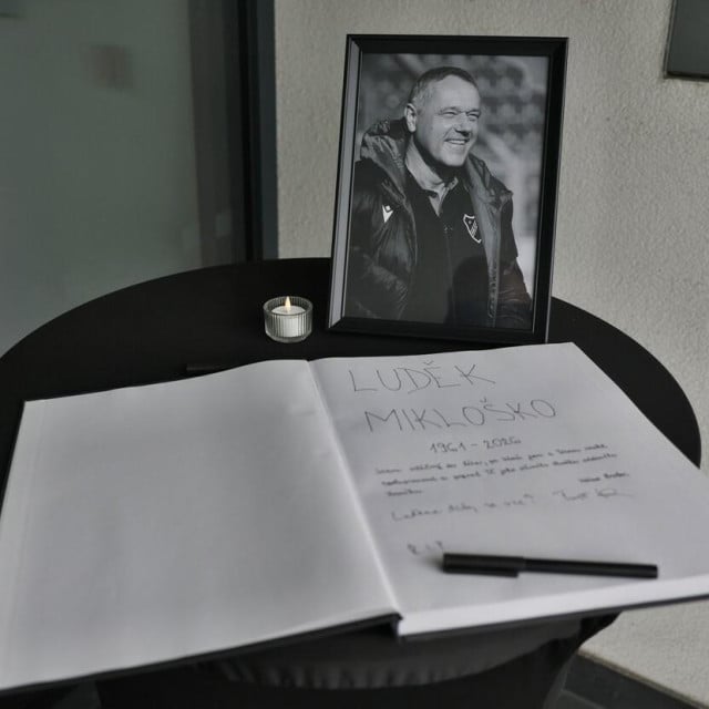 <p>U&nbsp;Bazalyju i Ostravi poklonici se upisuju u knjigu žalosti za prerano preminulim sporta&scaron;em</p>
