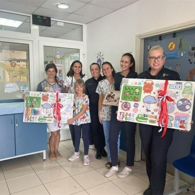 <p>Djelatnici Policijske postaje Metković pedijatrijskim ordinacijama darovali su Montessori ploče</p>