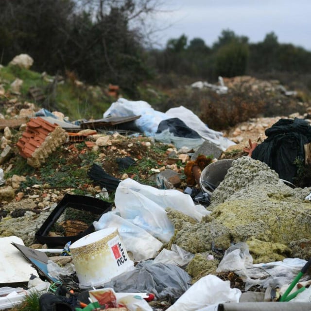 <p>Supružnici su kazneno prijavljeni zbog sumnje u kaznena djela pranja novca, za &scaron;to im, po Kaznenom zakonu, prijeti od jedne do osam godina zatvora ako im se, naravno, to djelo pravomoćno dokaže u sudskom postupku</p>