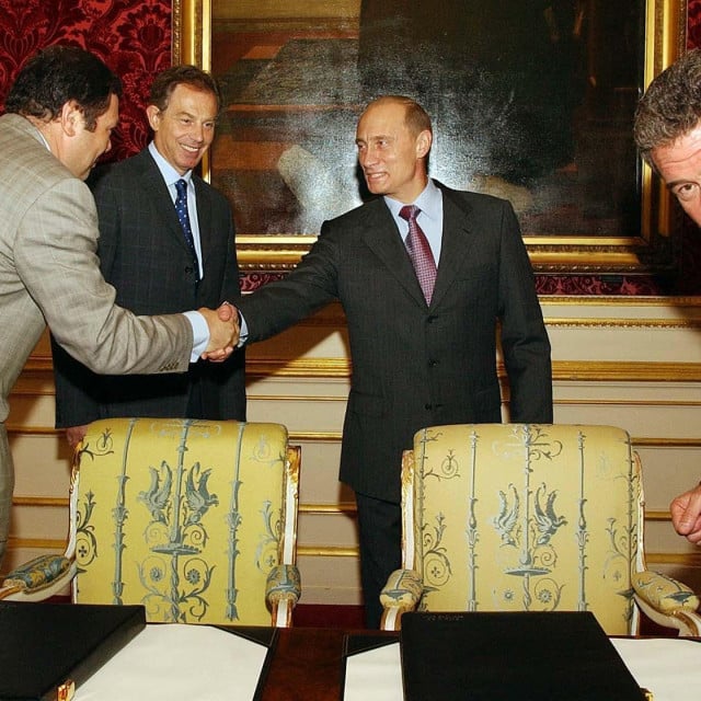<p>Biv&scaron;i britanski premijer i Vladimir Putin u ugodnom ćaskanju s bankarom Mihailom Fridmanom u Londonu 2003.</p>