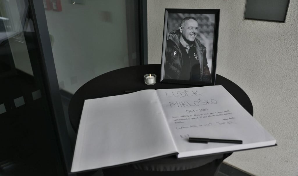 <p>Na stadionu Bazaly u Ostravi navijači se upisuju u knjigu žalosti kako bi odali počast preminuloj klupskoj legendi</p>