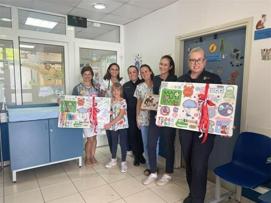 <p>Djelatnici Policijske postaje Metković pedijatrijskim ordinacijama darovali su Montessori ploče</p>
