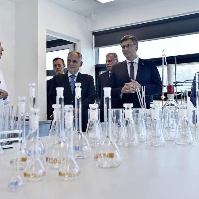 <p>Predsjednik vlade RH Andrej Plenković svečano je 2020. otvorio novu zgradu Galensko analitičkog laboratorija te upravnu zgradu Ljekarne Splitsko-dalmatinske županije</p>
