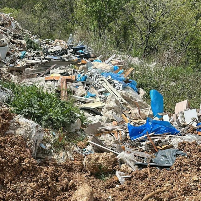 <p>Evo &scaron;to se sve krilo ispod naslaga zemlje - ilegalno odlagali&scaron;te na omi&scaron;kom području</p>