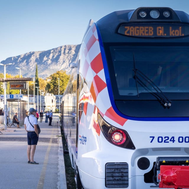 <p>U promet se uvodi prvi elektrodizelski vlak u željeznickom prometu na relaciji Split - Zagreb GK</p>