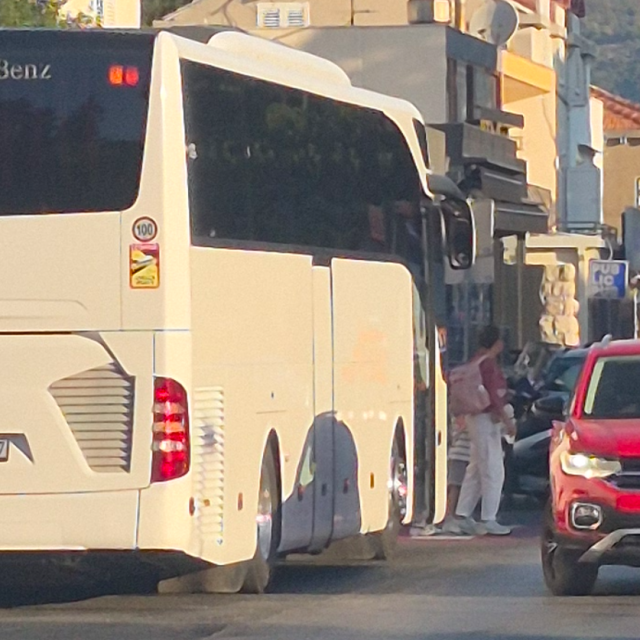 <p>Turistički autobus svaki dan staje na pje&scaron;ački prijelaz na Vojnoviću</p>
