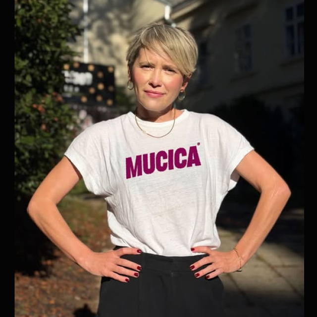 <p>Ivana Kekin s majicom koja govori stotinu riječi&nbsp;<br>
&nbsp;</p>