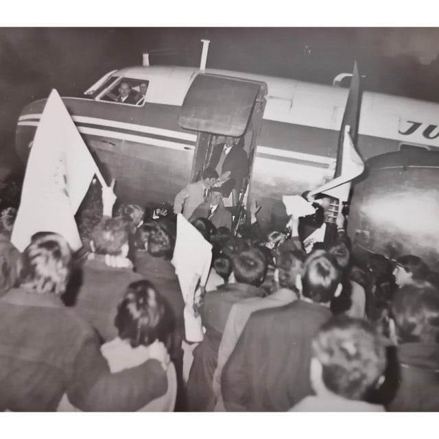 <p>Doček Hajdukove momčadi 20. siječnja 1970. na povratku s turneje &ndash; navijači su se problili na pistu do zrakoplova</p>