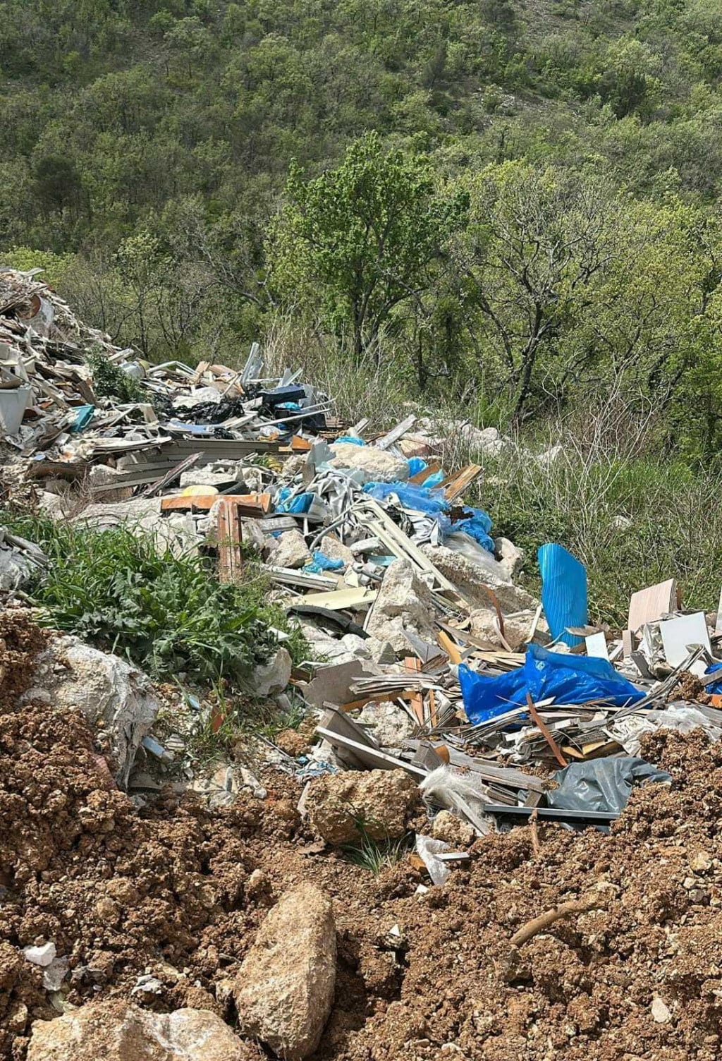 <p>Evo &scaron;to se sve krilo ispod naslaga zemlje - ilegalno odlagali&scaron;te na omi&scaron;kom području</p>